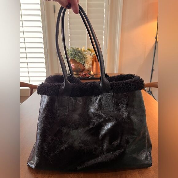 LAURA DI MAGGIO patent crinkled and Shearling hand bag Black color. - Picture 1 of 11